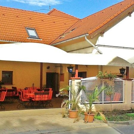 Hotel Turul Etterem Es Panzio Kaposvár Exterior foto