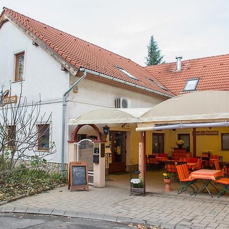 Hotel Turul Etterem Es Panzio Kaposvár Exterior foto
