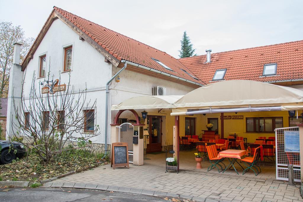 Hotel Turul Etterem Es Panzio Kaposvár Exterior foto